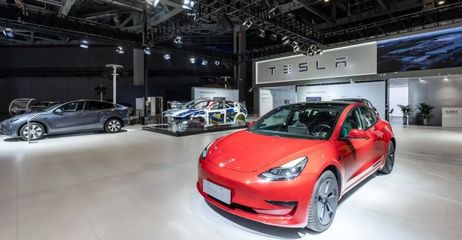 進博的熱度上海的溫度 | 拆解版特斯拉亮相，上海超級工廠“搬”上展臺，數據與網絡服務成焦點